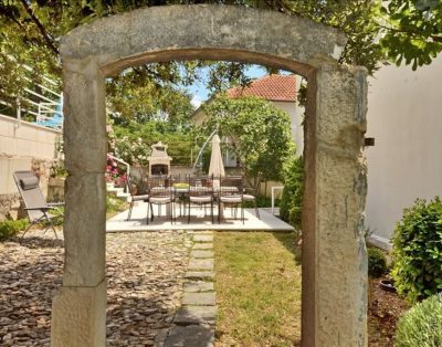 Large villa for 10 with pool