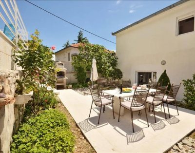 Large villa for 10 with pool