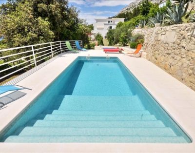 Large villa for 10 with pool