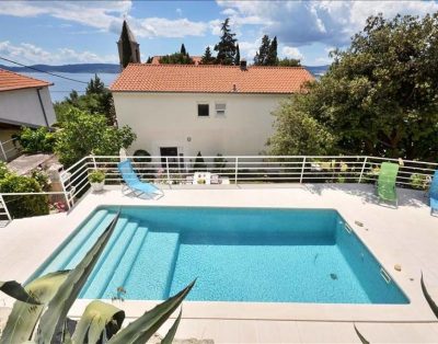 Large villa for 10 with pool