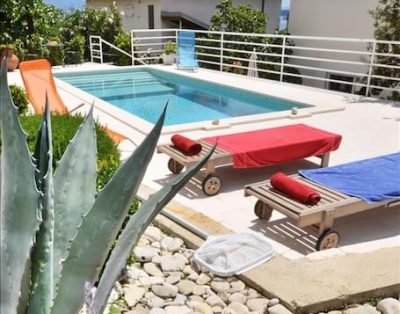 Large villa for 10 with pool