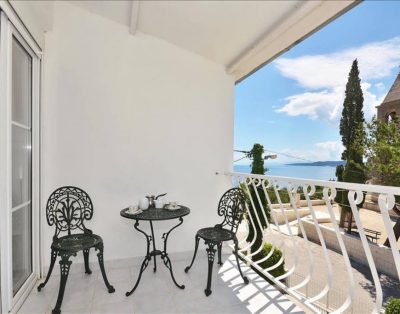 Large villa for 10 with pool