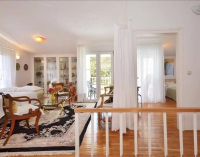 Large villa for 10 with pool