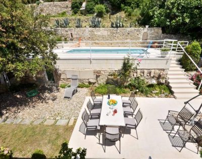 Large villa for 10 with pool