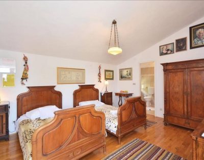 Large villa for 10 with pool