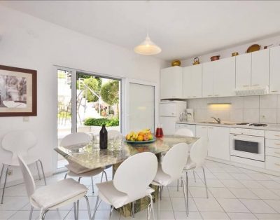 Large villa for 10 with pool