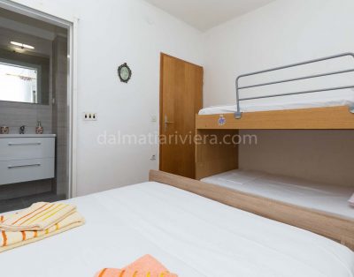 Apartment for 10 in Mimice