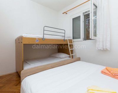 Apartment for 10 in Mimice