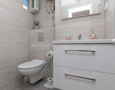 Apartment for 10 in Mimice