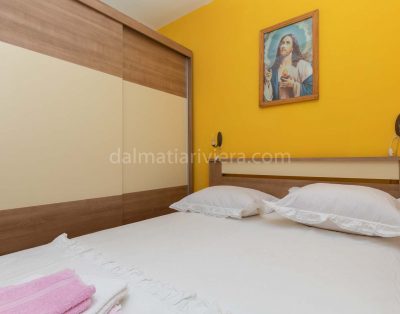 Apartment for 10 in Mimice