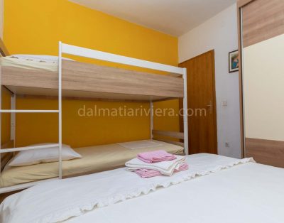 Apartment for 10 in Mimice