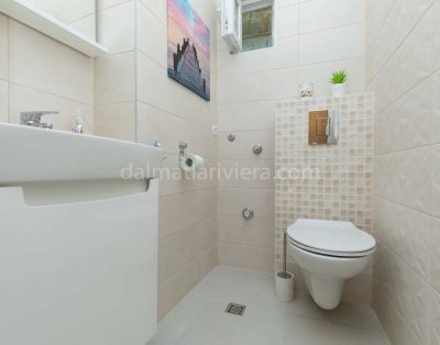 Apartment for 10 in Mimice