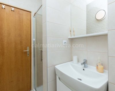 Apartment for 10 in Mimice