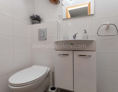 Apartment for 10 in Mimice