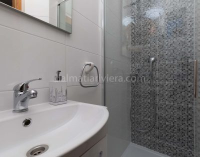 Apartment for 10 in Mimice