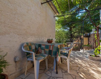 Apartment for 10 in Mimice