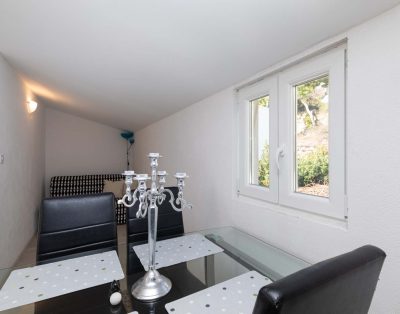 Apartment Petra for 7 in Mimice